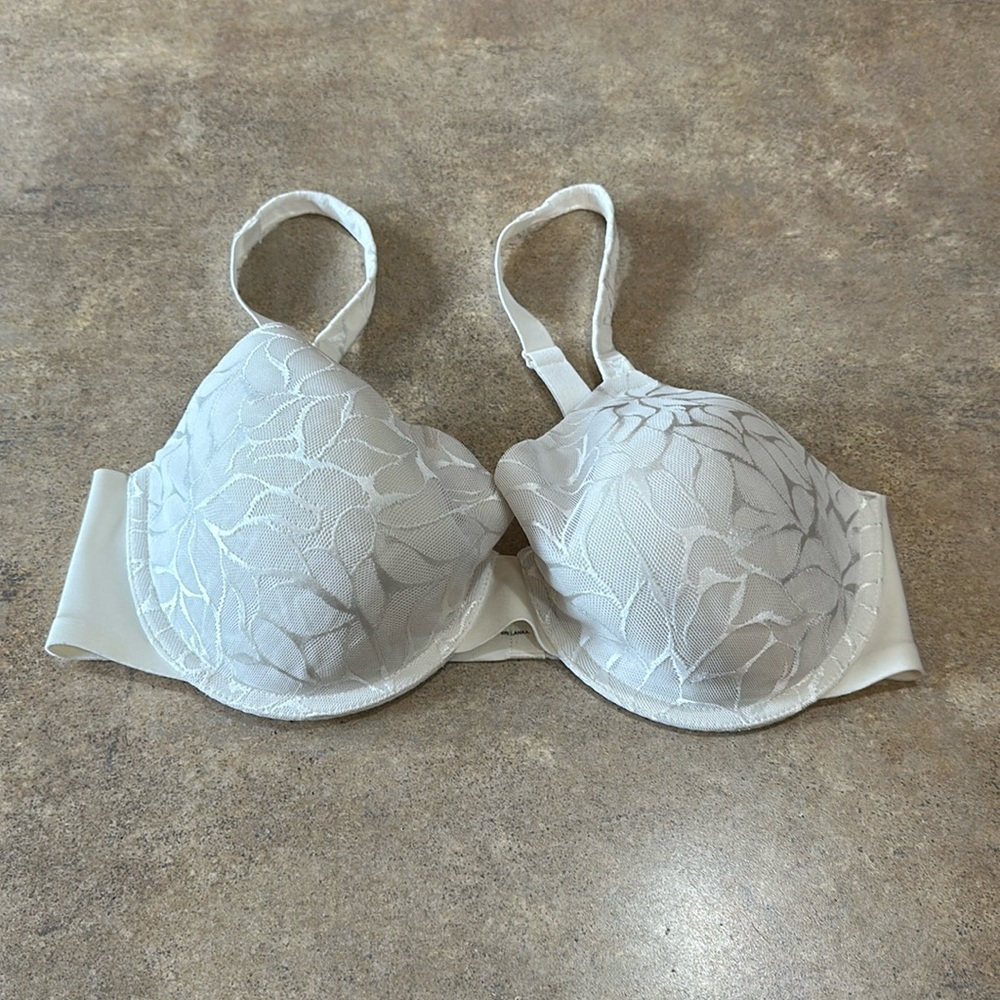 Women’s Bali bras size 34D can unhook the straps so you can make it crisscross